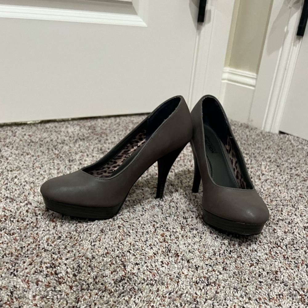 Kenneth Cole Reaction Elegant Gray Heels